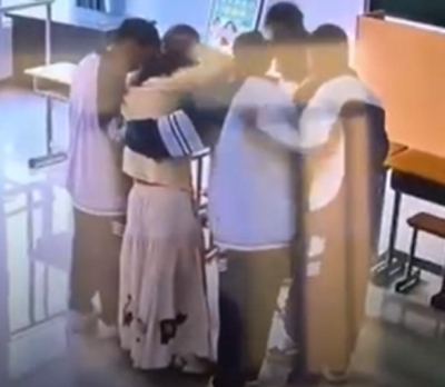 В Китае школьники спасли учительницу, которой стало плохо во время занятий