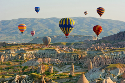 Воздушный шар с 22 пассажирами застрял между скалами в турецкой Каппадокии