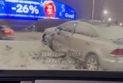 Три легковушки столкнулись у Ак Барс Арены в Казани &ndash; видео 28/01/2026 &ndash; Новости