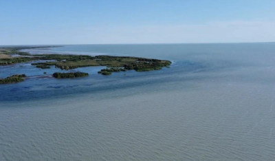 Вода приходит в озеро Балхаш