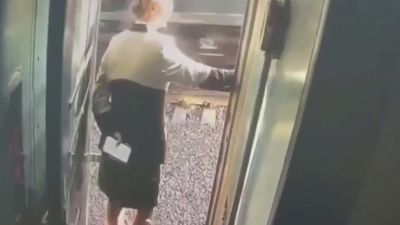 Мужчина сломал проводнице поезда позвоночник за отказ выпустить его на перекур - видео 05/04/2026 &ndash; Новости
