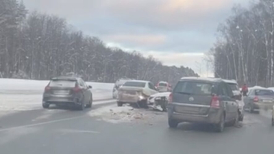 Четыре иномарки столкнулись на Горьковском шоссе в Казани - видео 09/02/2026 &ndash; Новости