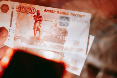 На сколько может упасть курс рубля осенью: прогноз экспертов