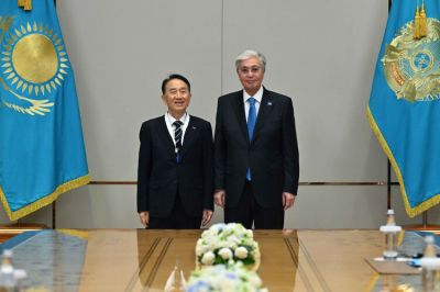 Токаев принял председателя попечительского совета образовательного фонда Woosong Ким Сонг Кёнга