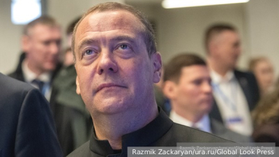 Медведев призвал наносить еще более жесткие удары по Киеву