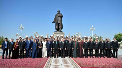 Памятник Абаю открыли в Ашхабаде