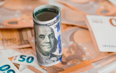 Доллар завершает октябрь с ростом на 2% — евро теряет позиции