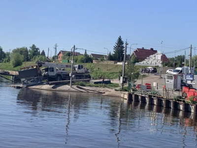 На&nbsp;переправе в&nbsp;Аракчино строительный кран снес автомобиль и&nbsp;чуть не&nbsp;съехал в&nbsp;Волгу