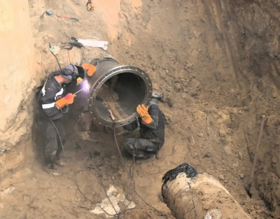 В поселке Мирный под Казанью ремонтируют полувековой водопровод