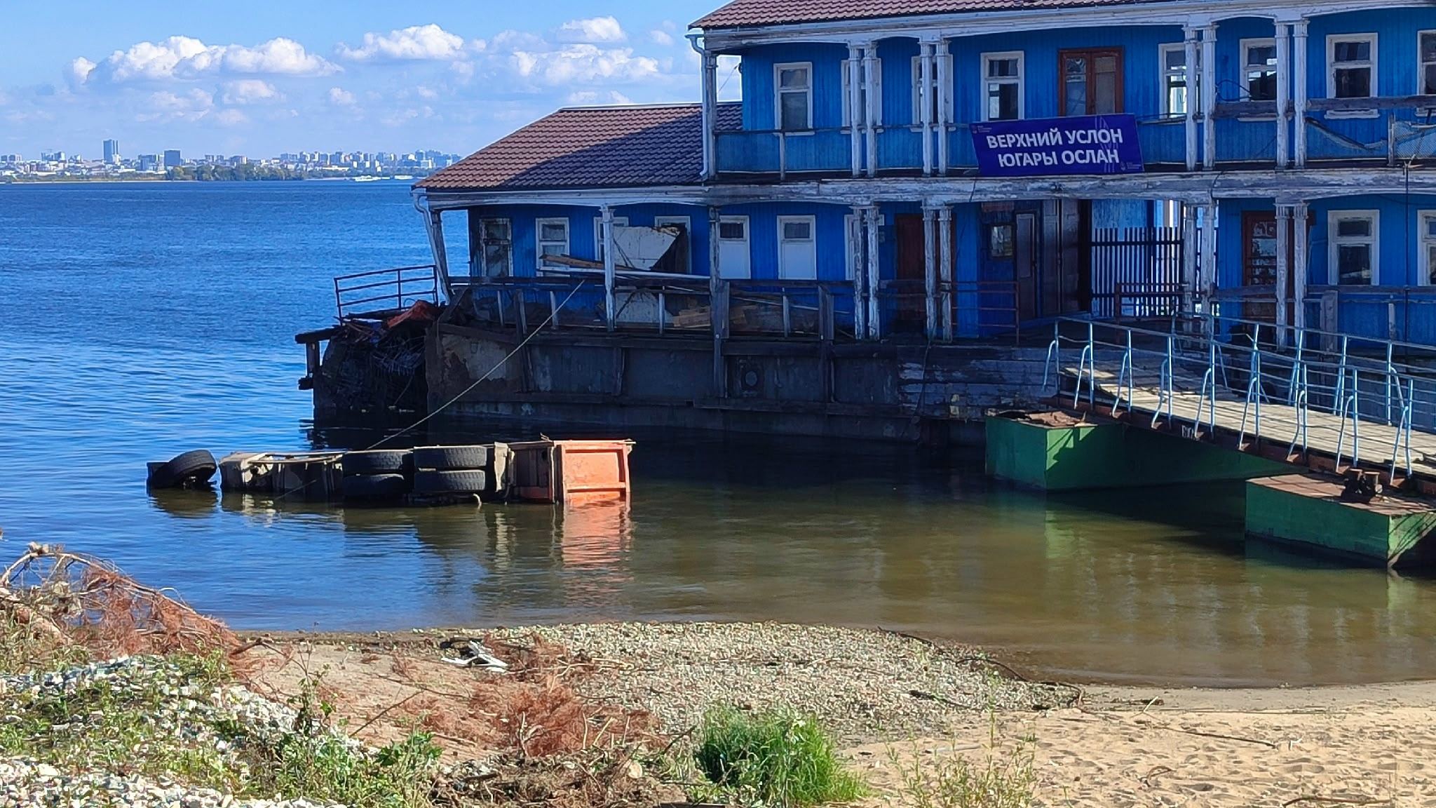 В Верхнем Услоне КАМАЗ протаранил пристань и ушел под воду – водитель погиб