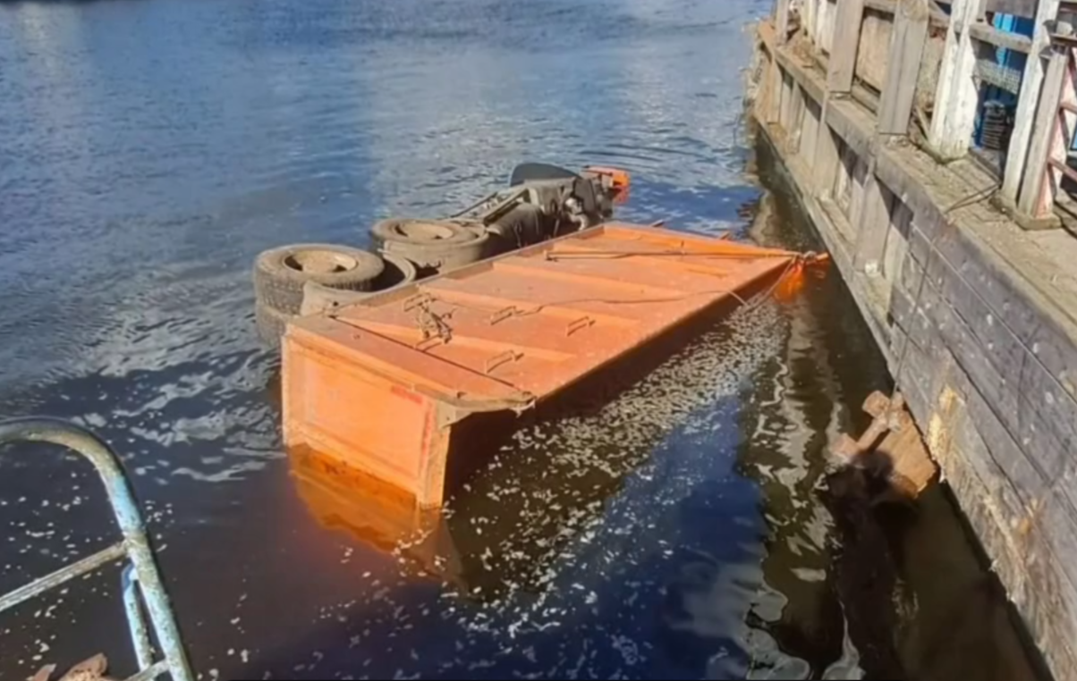 Тело водителя «КАМАЗа», утонувшего в Верхнем Услоне, нашли в кабине на глубине 3 метра