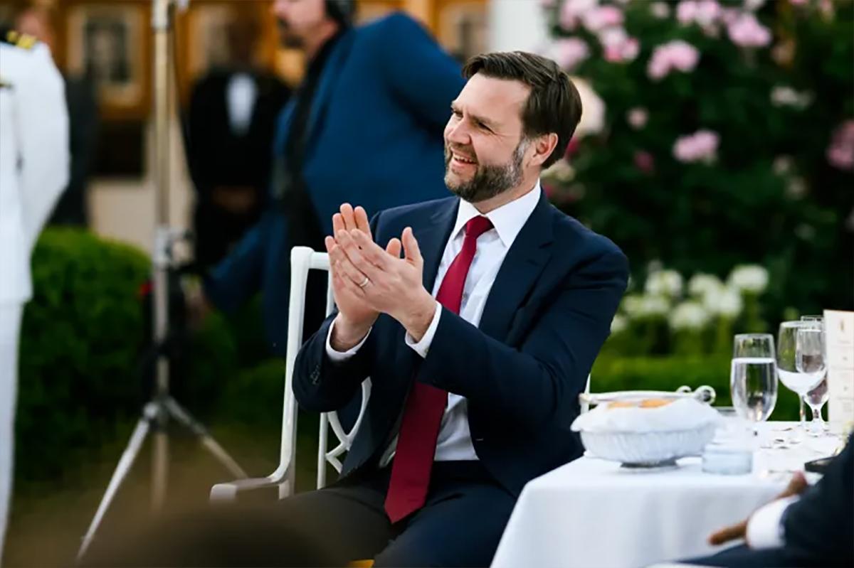 Вэнс случайно придумал «пердикалов»: оговорка вице-президента США рассмешила зал