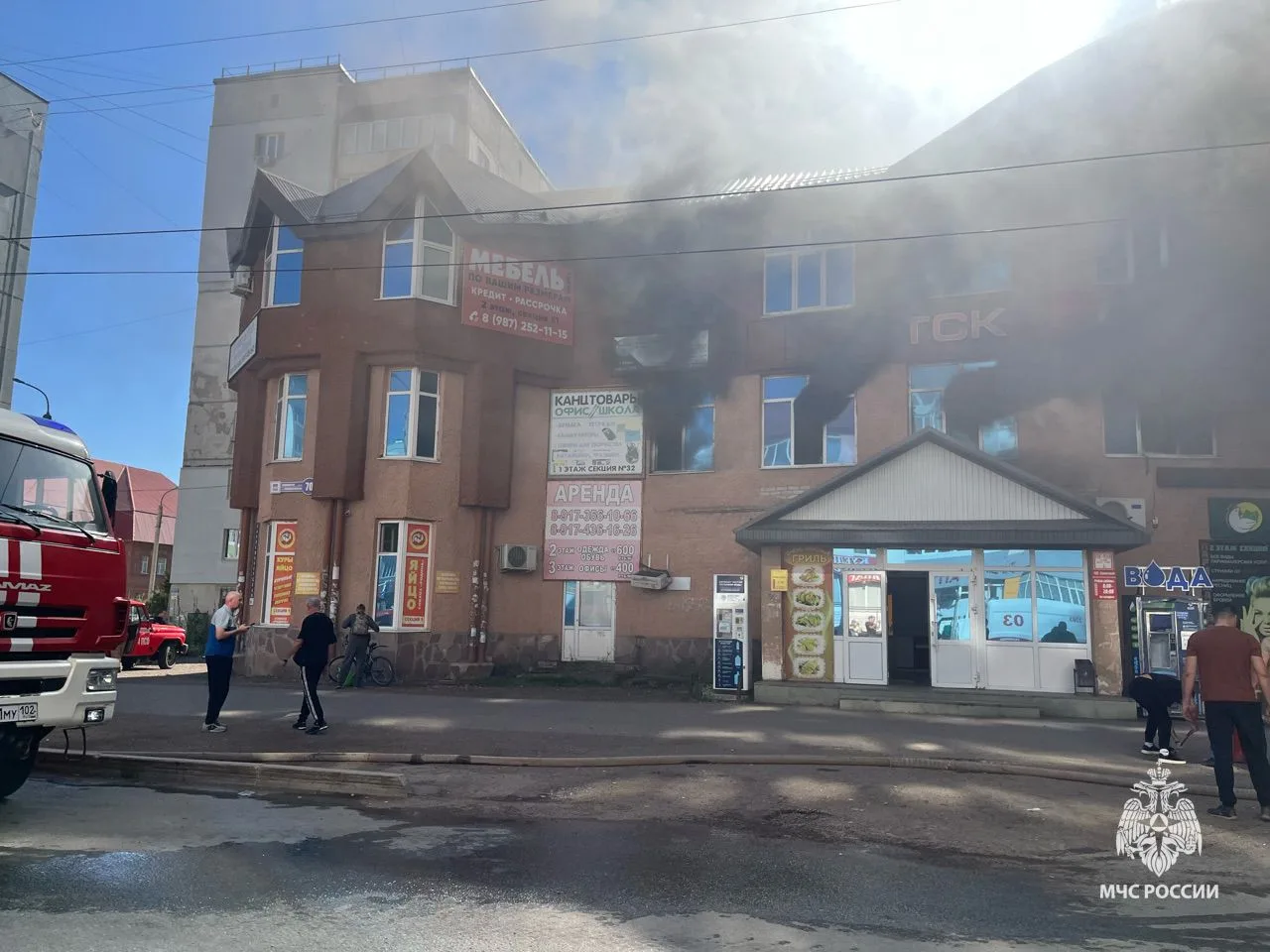 В Башкортостане горит торговый комплекс: четыре человека погибли, одна пострадавшая выпрыгнула из окна