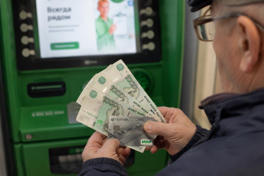Наличные на проводе: ЦБ готовит революцию в банкоматах для владельцев новой валюты