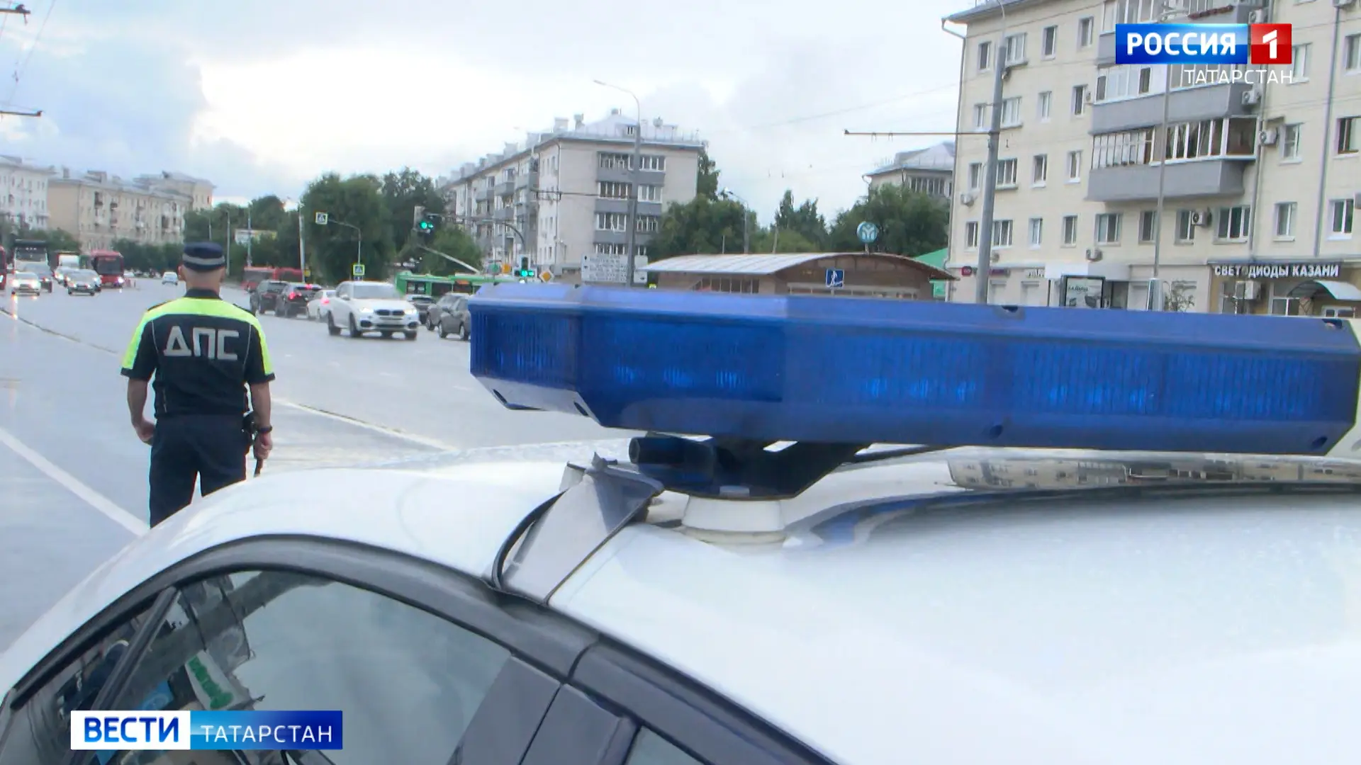 В Казани водителя авто наказали за езду по тротуару у детской площадки