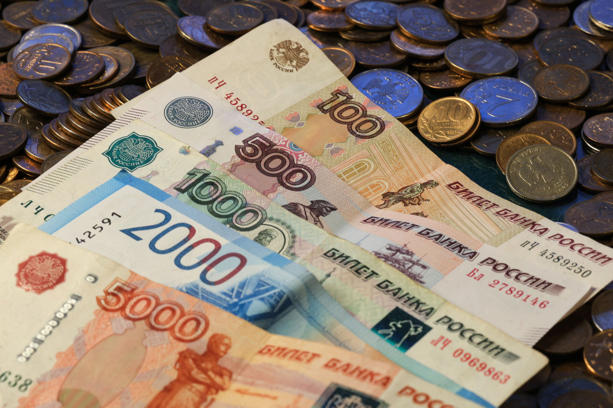 ЦБ снизил курс евро более чем на рубль, доллар подешевел на 56 копеек
