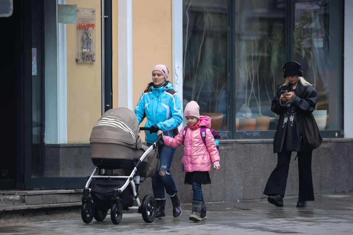 Эксперт: одних выплат недостаточно для роста рождаемости в России