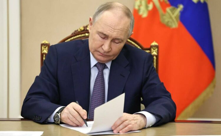 Путин поздравил Туркменистан с Днем независимости