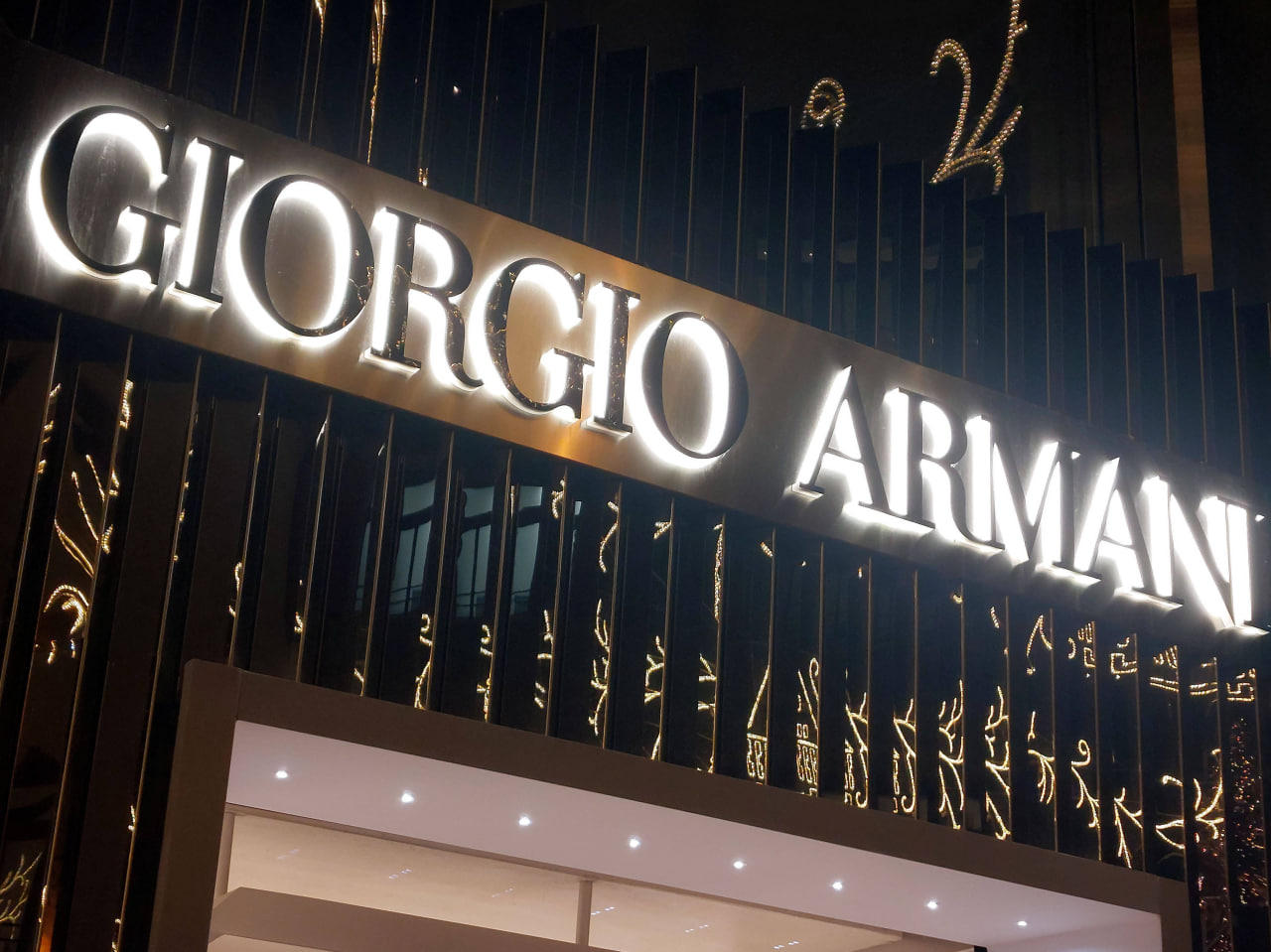 FT: Armani готовит переговоры о продаже 15% доли LVMH, L’Oréal и EssilorLuxottica