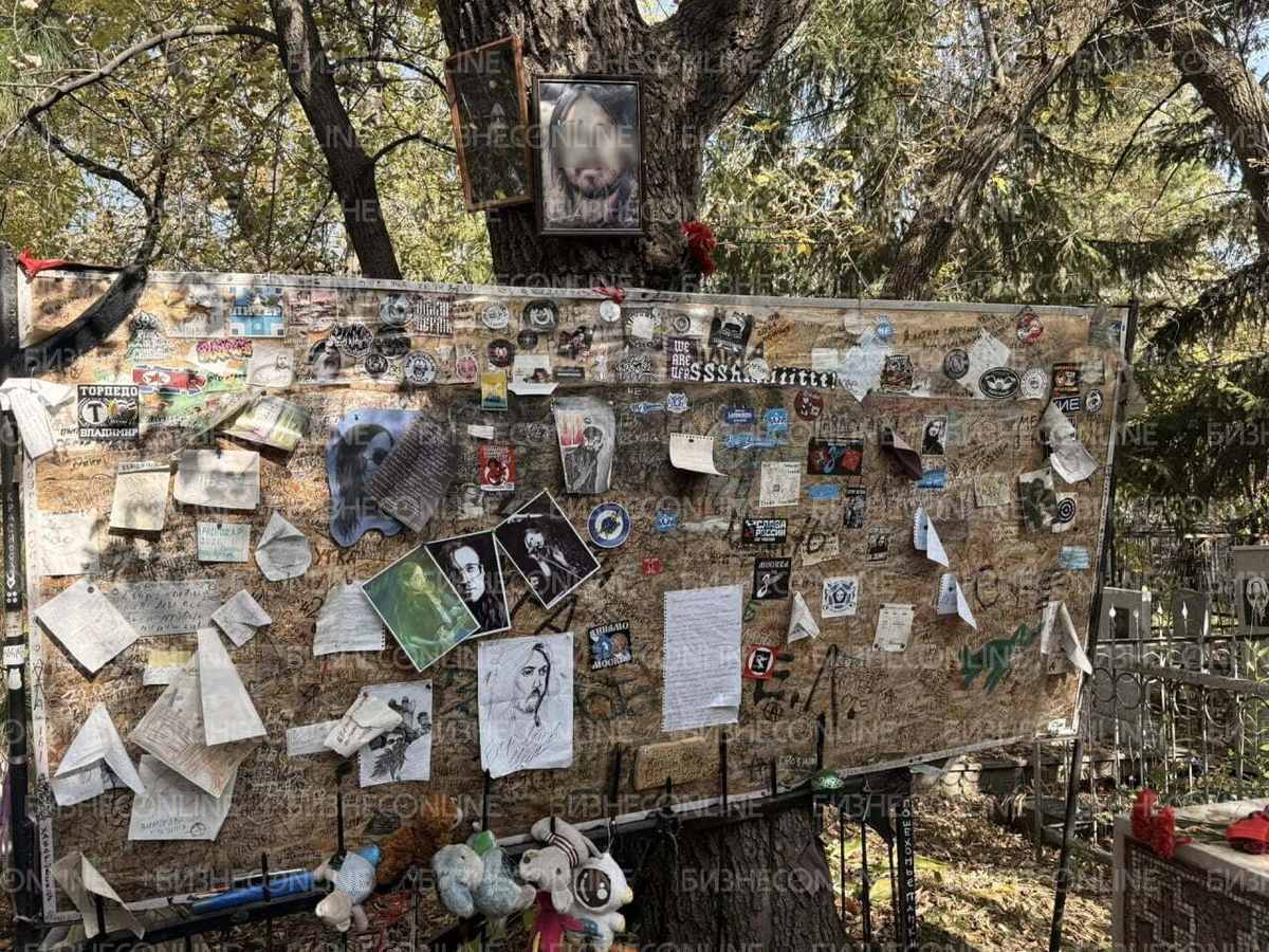 В Омске осквернили могилу Егора Летова