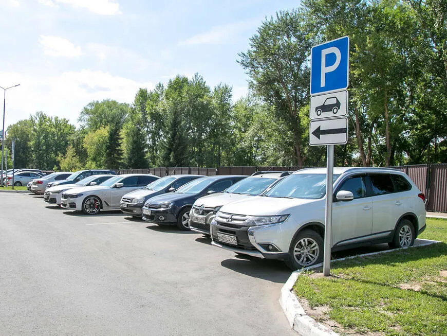 Машину заблокировали на парковке: эксперт рассказал, как сообщить об этом водителю