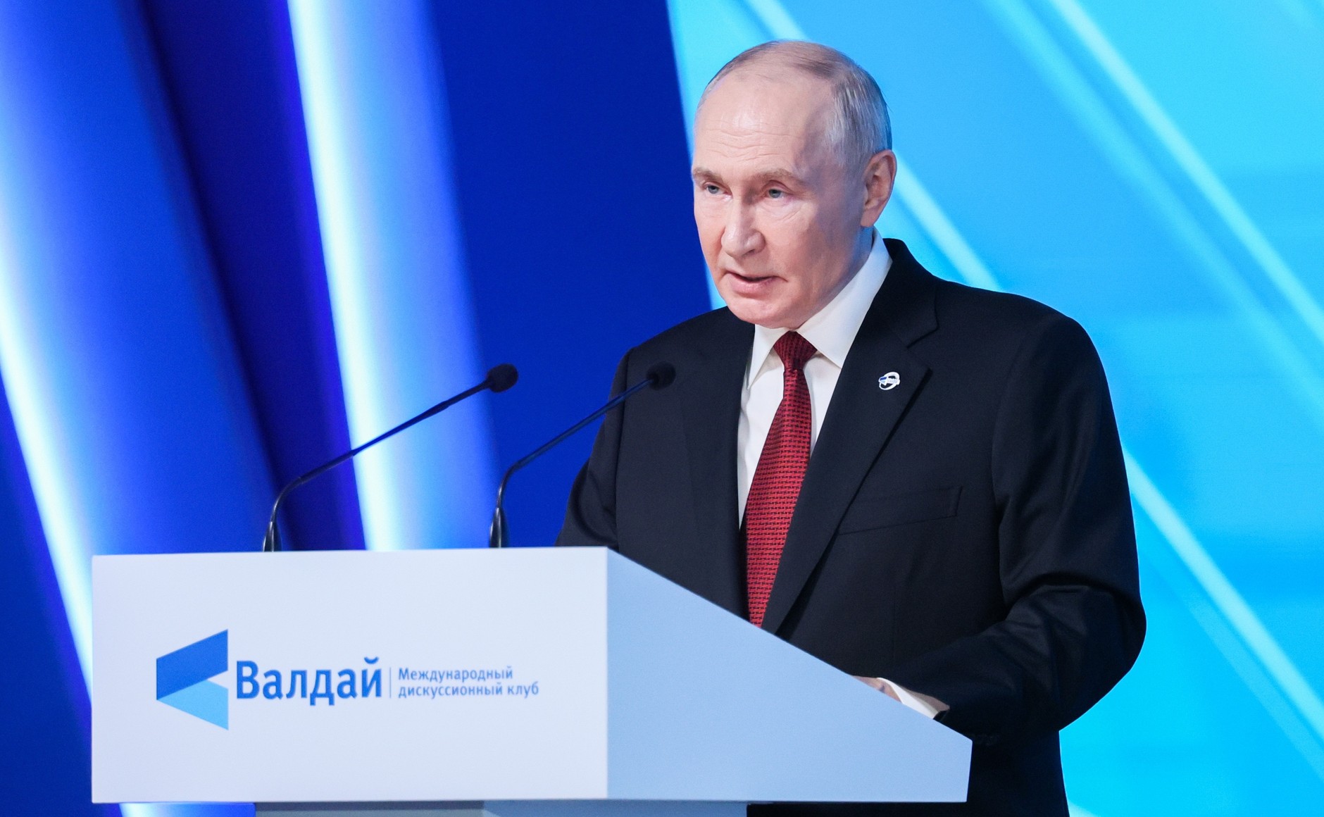 Путин объяснил передачу западных компаний под внешнее управление