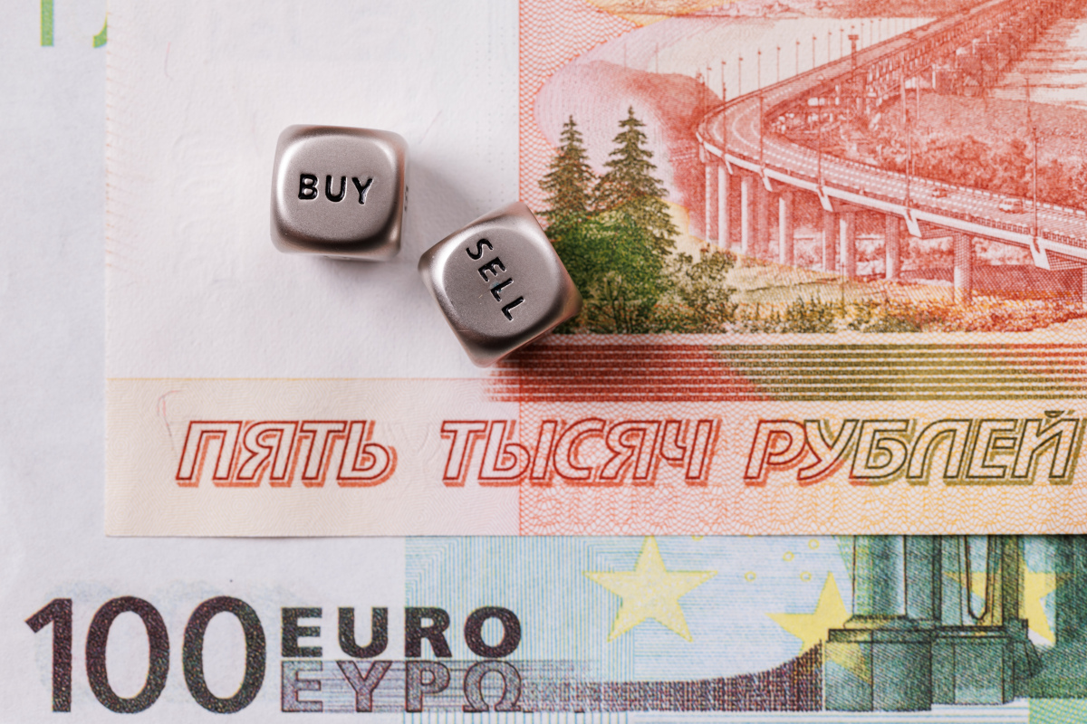 Аналитик допустила укрепление рубля до 82 за доллар в октябре