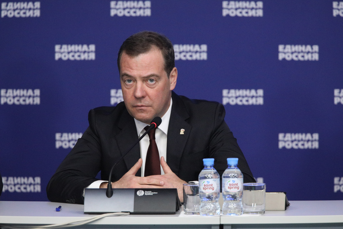 Медведев о попытке блокировки «Рассвета»: «„Старлинк“ посыпятся вниз, как игрушки с засохшей елки»