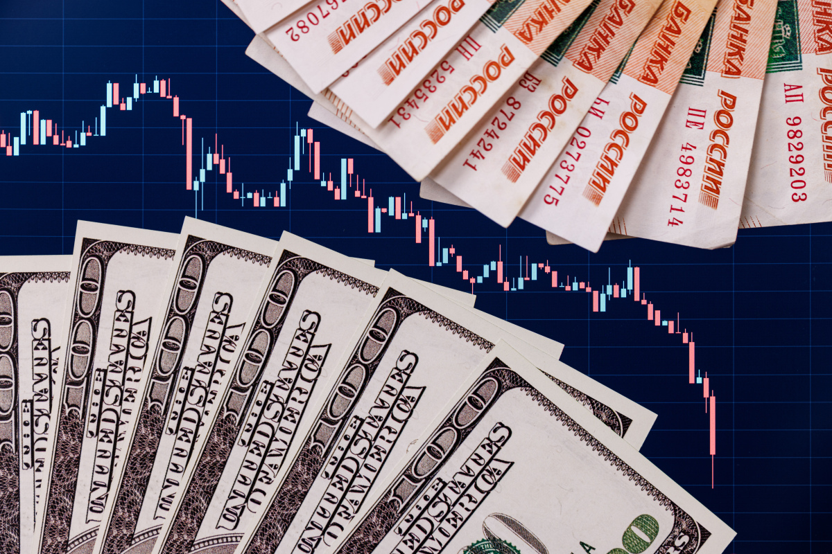 ЦБ поднял официальный курс доллара почти на 1,5 рубля, евро – на рубль