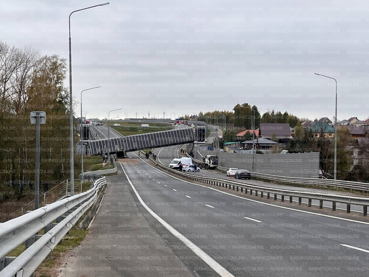 На дороге в сторону деревни Царево рухнул надземный переход