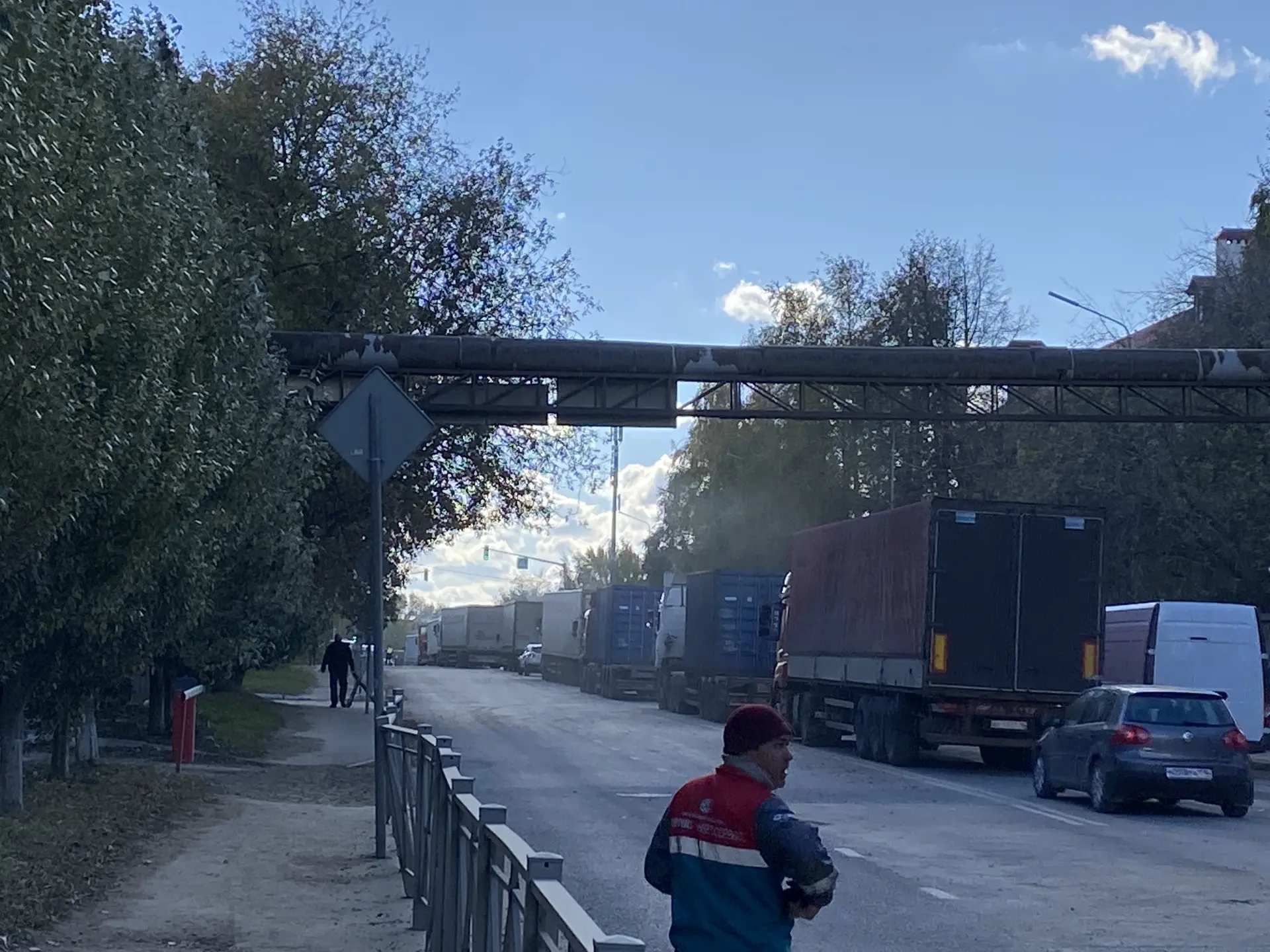Возле сгоревшего склада на Магистральной в Казани начали пропускать автомобили