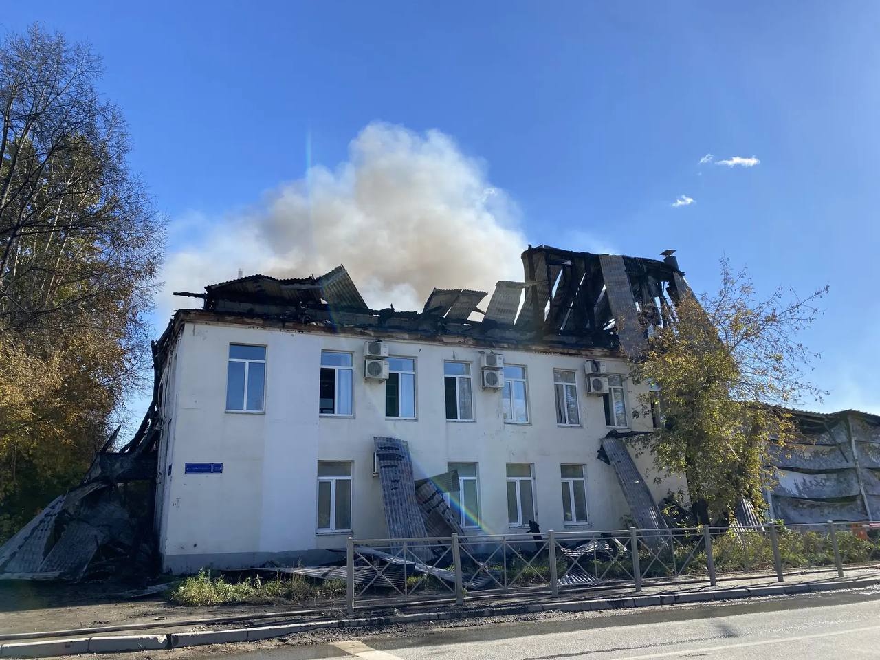 Склад на Магистральной в Казани еще дымится: из-за перекрытия собралась пробка из фур (фото)