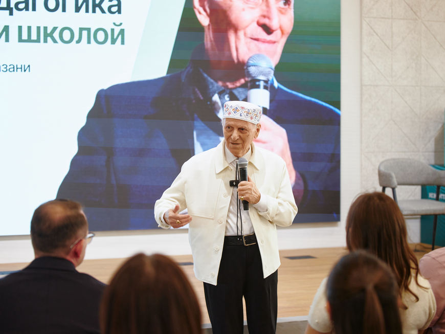 Амонашвили посетил Дом учителя в Казани: «Все, что здесь создается, — забота о будущем»
