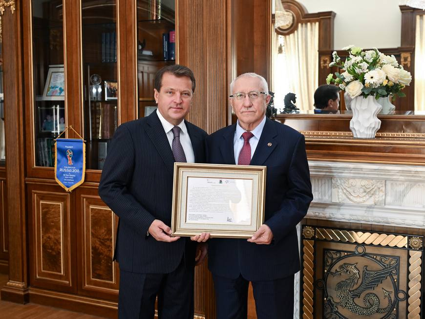 Метшин поздравил президента КФУ Рияза Минзарипова с 75-летним юбилеем