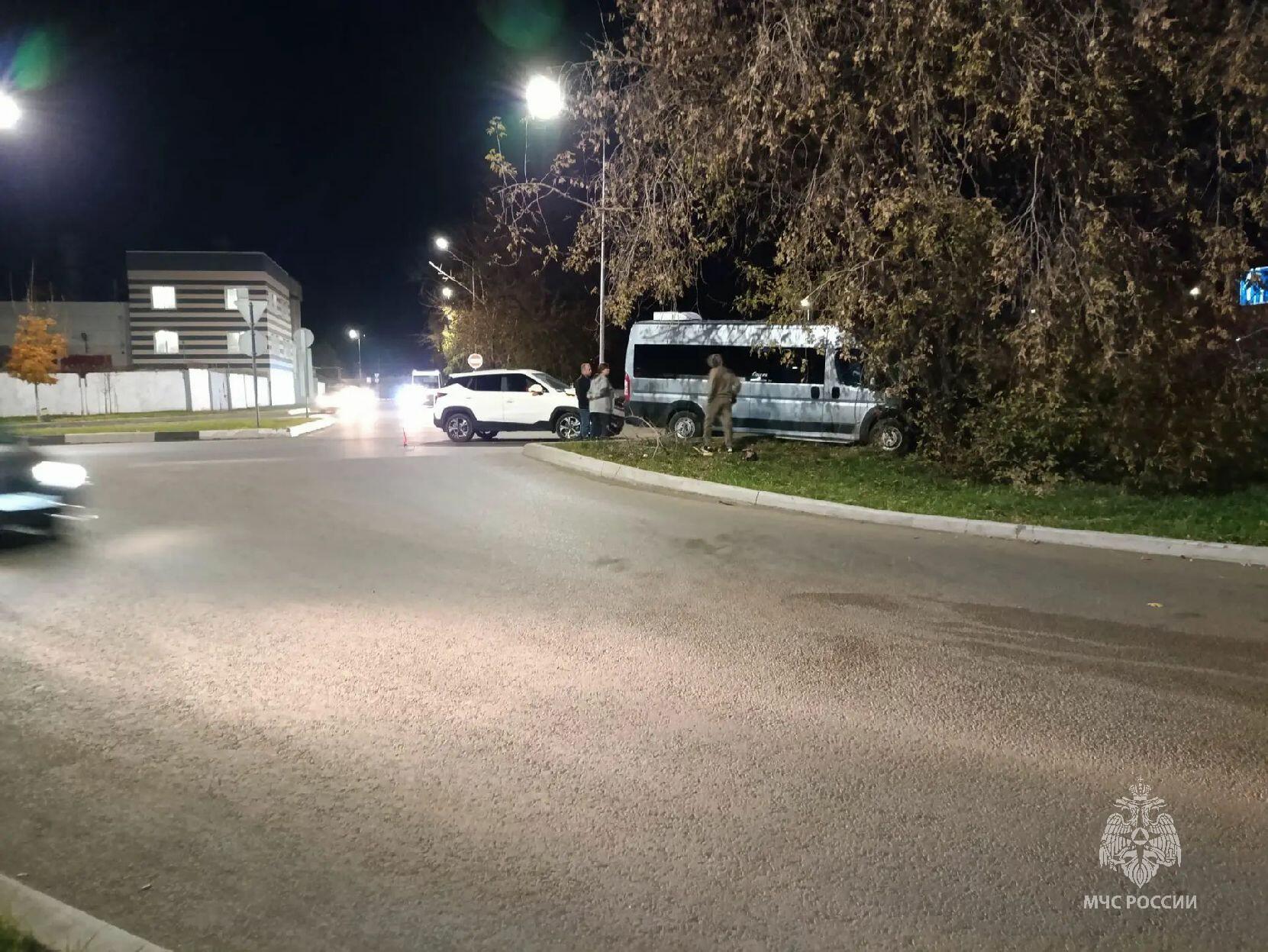 В Челнах микроавтобус столкнулся с легковушкой – есть пострадавшие