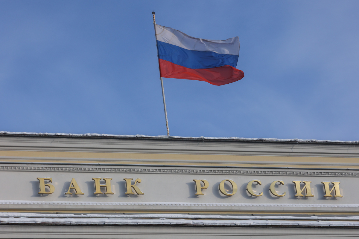 Аналитики ЦБ ухудшили прогнозы по ключевой ставке и курсу рубля на 2027–2028 годы
