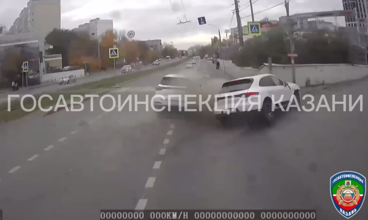 Появилось видео момента ДТП с Porsche Macan на Гвардейской в Казани – пострадали три человека
