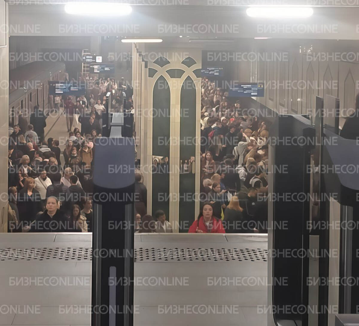 В Казани на станции метро «Площадь Тукая» образовалась очередь из-за неработающих турникетов