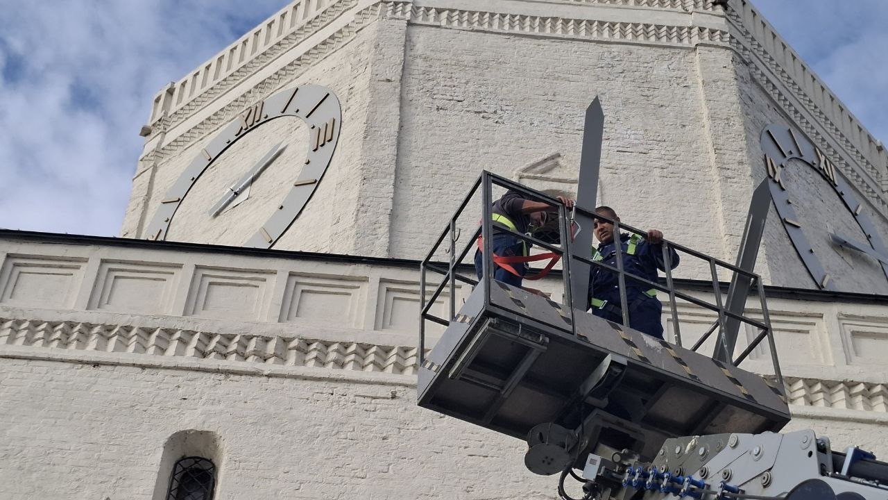 В Казанском кремле заменили минутные стрелки на часах Спасской башни