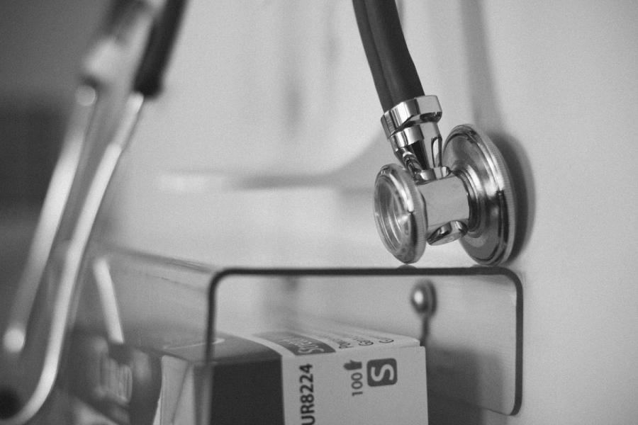 Мужчина пожаловался на большие очереди в инфекционной больнице в Астане