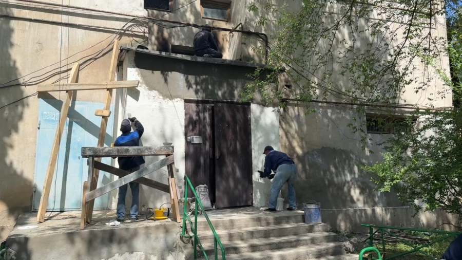 В Таразе военнослужащие отремонтировали фасад дома фронтовика