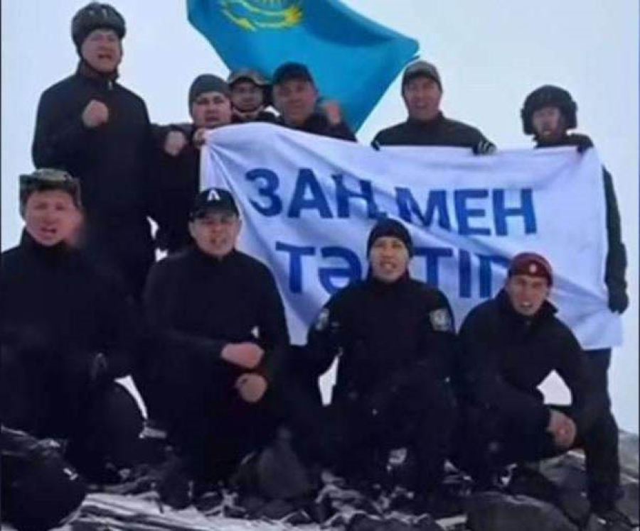Совершили восхождение на горную вершину