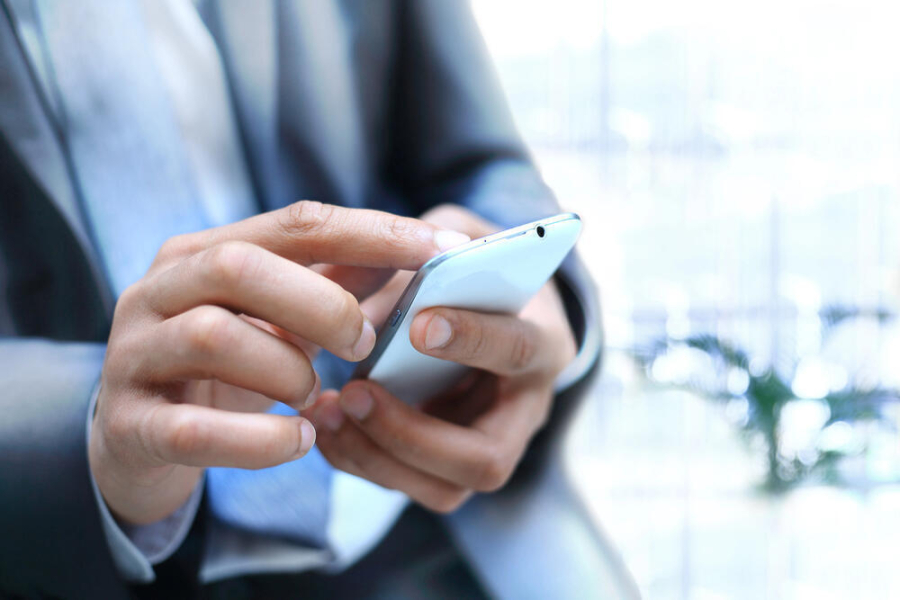 Проверять IMEI-код перед покупкой смартфона призвали в Минцифры