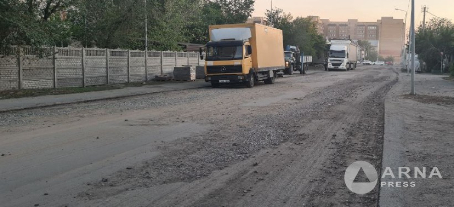"Вся улица в пыли и грязи": на затянувшиеся дорожные работы пожаловалась семейчанка